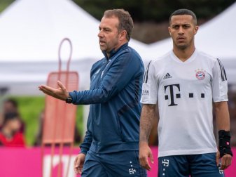 Nimmt mit dem FC Bayern das Training auf dem Platz wieder auf: FCB-Coach Hansi Flick. Foto: Peter Kneffel/dpa