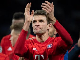 Hat beim FC Bayern München bis 2023 verlängert: Thomas Müller applaudiert. Foto: Sven Hoppe/dpa