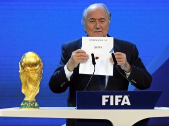 Der damalige FIFA-Präsident Joseph Blatter gibt 2010 die Vergabe der WM 2022 an Katar bekannt. Foto: Walter Bieri/KEYSTONE/dpa Der damalige FIFA-Präsident Joseph Blatter gibt 2010 die Vergabe der WM 2022 an Katar bekannt. Foto: Walter Bieri/KEYSTONE/dpa