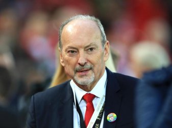 Rudert bei der Zwangsbeurlaubung von Mitarbeitern des FC Liverpool zurück: Peter Moore, Geschäftsführer des FC Liverpool. Foto: Peter Byrne/PA Wire/dpa Rudert bei der Zwangsbeurlaubung von Mitarbeitern des FC Liverpool zurück: Peter Moore, Geschäftsführer des FC Liverpool. Foto: Peter Byrne/PA Wire/dpa