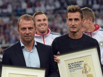 Könnten bald ein zusammen beim FC Bayern auf der Trainerbank sitzen: Hansi Flick (l) und Miroslav Klose. Foto: Federico Gambarini/dpa