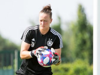 Steht im Tor der deutschen Fußball-Frauen: Almuth Schult. Foto: Sebastian Gollnow/dpa