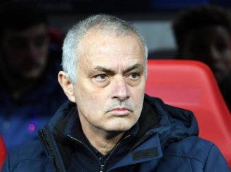 Hat gegen die Abstandsregel, eine Maßnahme zur Eindämmung der Coronavirus-Pandemie verstoßen: José Mourinho, Trainer von Tottenham Hotspur. Foto: Hendrik Schmidt/zb/dpa Hat gegen die Abstandsregel, eine Maßnahme zur Eindämmung der Coronavirus-Pandemie verstoßen: José Mourinho, Trainer von Tottenham Hotspur. Foto: Hendrik Schmidt/zb/dpa