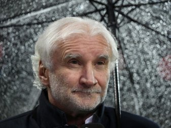Rudi Völler garantiert Vertragserfüllung bei Leverkusen Rudi Völler garantiert Vertragserfüllung bei Leverkusen