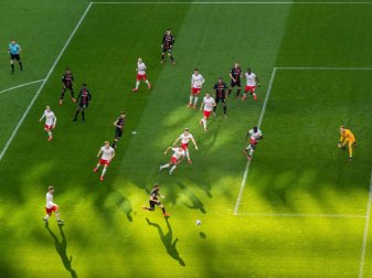 Die Bundesliga steht vor reichlich Problemen rund um den 30. Juni, dem Tag des bislang vereinbarten Endes der Spielzeit. Foto: Robert Michael/dpa-Zentralbild/dpa Die Bundesliga steht vor reichlich Problemen rund um den 30. Juni, dem Tag des bislang vereinbarten Endes der Spielzeit. Foto: Robert Michael/dpa-Zentralbild/dpa
