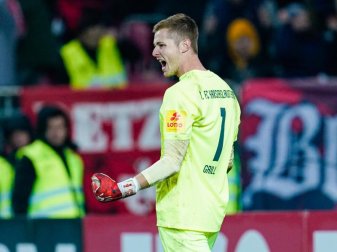 Geht von Kaiserslautern nach Leverkusen: Torwart Lennart Grill. Foto: Uwe Anspach/dpa
