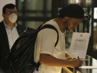 Ex-Fußballstar Ronaldinho kommt nach der Haft in einem Hotel an. Foto: Jorge Saenz/AP/dpa