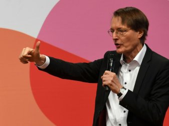 Lauterbach spricht sich gegen Bundesliga im Mai aus