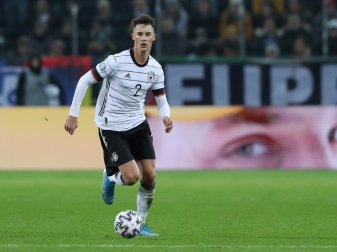 Koch hilft Senioren beim Einkauf