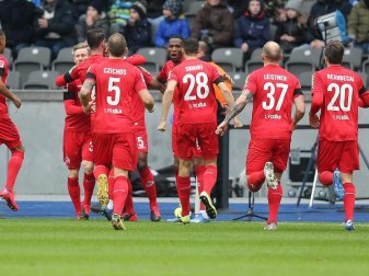 Auch die Spieler des 1.FC Köln verzichten in der Corona-Krise auf einen Teil ihres Gehaltes. Foto: Andreas Gora/dpa Auch die Spieler des 1.FC Köln verzichten in der Corona-Krise auf einen Teil ihres Gehaltes. Foto: Andreas Gora/dpa