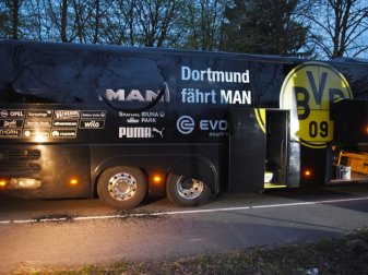 Der zerstörte BVB-Bus nach dem perfiden Anschlag Der zerstörte BVB-Bus nach dem perfiden Anschlag