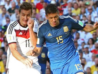 Mit ihren Nationalteams früher Gegner, inzwischen Trainerkollegen beim FC Bayern: Miroslav Klose (l) und Martin Demichelis. Foto: Diego Azubel/EPA/dpa Mit ihren Nationalteams früher Gegner, inzwischen Trainerkollegen beim FC Bayern: Miroslav Klose (l) und Martin Demichelis. Foto: Diego Azubel/EPA/dpa