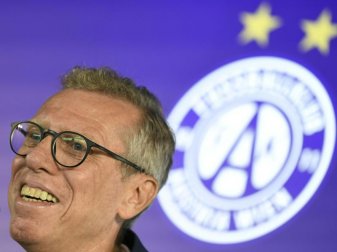 Trainierte in der Bundesliga den 1. FC Köln und Borussia Dortmund: Peter Stöger. Foto: Robert Jaeger/APA/dpa