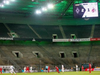 Gehören wohl vorerst zum Bundesliga-Bild: Geisterspiele vor leeren Rängen. Foto: Roland Weihrauch/dpa