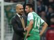 Arbeiteten einst beim FC Bayern zusammen: Pep Guardiola (l) und Werder-Angreifer Claudio Pizarro. Foto: dpa