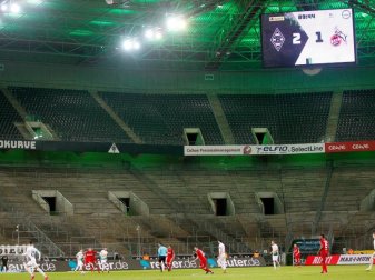 Ein Bild, an das sich sowohl Spieler als auch Fans vorerst gewöhnen müssen: Geisterspiele in den Fußball-Bundesliga. Foto: Roland Weihrauch/dpa