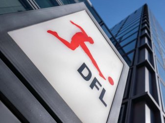 Die DFL verschiebt die Entscheidung über eine Fortsetzung der Fußball-Bundesliga. Foto: Frank Rumpenhorst/dpa Die DFL verschiebt die Entscheidung über eine Fortsetzung der Fußball-Bundesliga. Foto: Frank Rumpenhorst/dpa