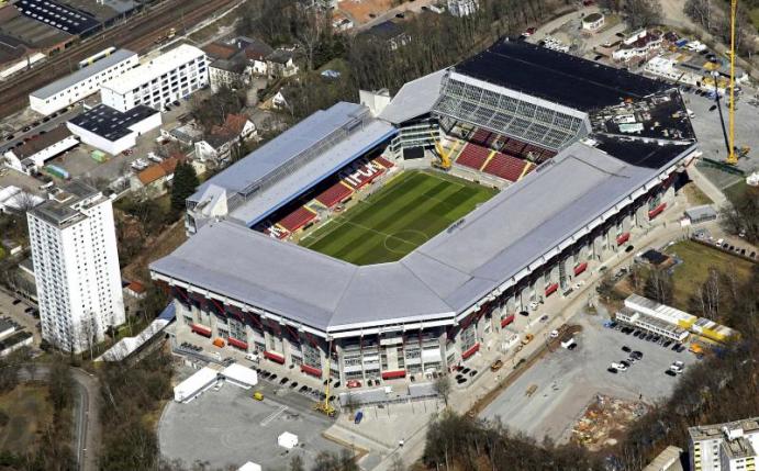 Der 1. FC Kaiserslautern will die Zahlungen an die städtische Stadiongesellschaft zunächst einstellen. Foto: Ronald Wittek/dpa