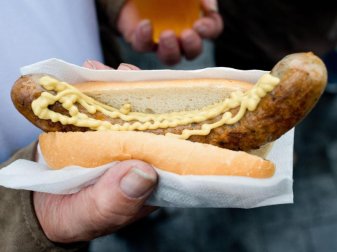 Während der Corona-Krise kann Stadion-Bratwurst erworben werden - virtuell. Die Einnahmen sollen helfen, die Krise zu überstehen. Foto: Patrick Pleul/dpa-Zentralbild/dpa Während der Corona-Krise kann Stadion-Bratwurst erworben werden - virtuell. Die Einnahmen sollen helfen, die Krise zu überstehen. Foto: Patrick Pleul/dpa-Zentralbild/dpa