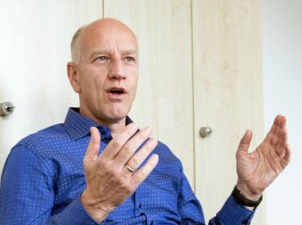 Sieht Geisterspiele in der Bundesliga kritisch: Der Virologe Ulf Dittmer. Foto: Bernd Thissen/dpa