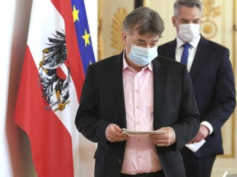 Österreichs Vizekanzler Werner Kogler (l) kommt zur Pressekonferenz in Wien. Foto: Roland Schlager/APA/dpa Österreichs Vizekanzler Werner Kogler (l) kommt zur Pressekonferenz in Wien. Foto: Roland Schlager/APA/dpa