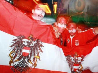 In Österreich werden alle Wettbewerbe mit Ausnahme der 1. und 2. Bundesliga sowie des ÖFB-Pokalfinales vorzeitig abgebrochen: Fußballfans. Foto: Patrick Seeger/dpa