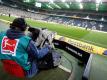 Darf sich die Fußball-Bundesliga mitten in der Coronavirus-Pandemie eine Sonderrolle genehmigen und die Saison fortsetzen?. Foto: Roland Weihrauch/dpa