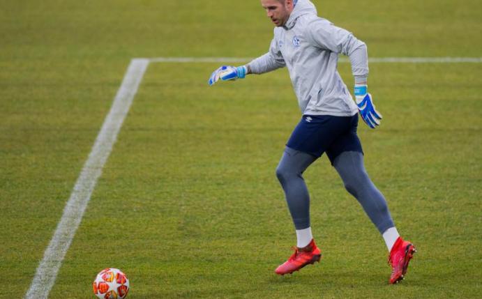 Strebt nach zwei Leihstationen im Ausland einen Verbleib auf Schalke an: Torhüter Ralf Fährmann. Foto: Rolf Vennenbernd/dpa