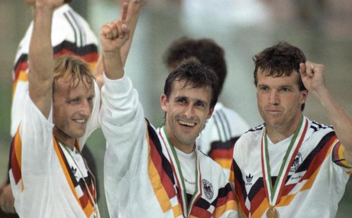Pierre Littbarski (M) gewann mit der deutschen Fußball-Nationalmannschaft 1990 den WM-Titel. Foto: picture alliance / dpa
