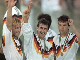Pierre Littbarski (M) gewann mit der deutschen Fußball-Nationalmannschaft 1990 den WM-Titel. Foto: picture alliance / dpa Pierre Littbarski (M) gewann mit der deutschen Fußball-Nationalmannschaft 1990 den WM-Titel. Foto: picture alliance / dpa