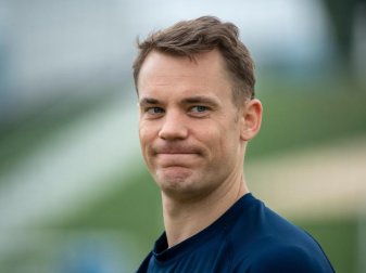 Will seinen Vertrag beim FC Bayern München gerne um vier Jahre verlängern: Torwart Manuel Neuer. Foto: Peter Kneffel/dpa Will seinen Vertrag beim FC Bayern München gerne um vier Jahre verlängern: Torwart Manuel Neuer. Foto: Peter Kneffel/dpa