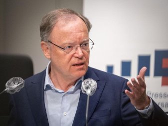 Stephan Weil ist persönlich kein Fan von Geisterspielen. Foto: Peter Steffen/dpa