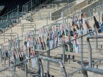 Die Gladbacher Spieler müssen auch bei Geisterspielen nicht auf die Gesichter ihrer Fans im Stadion verzichten - Pappfiguren sei Dank. Foto: Rolf Vennenbernd/dpa