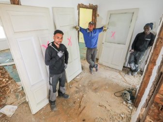 Auf der Baustelle: Die drei Profis vom SV Donaustauf: Sasha Diakiese (l-r), Kevin Rääbis und Abulai Dabo. Foto: Jan Woitas/dpa-Zentralbild/dpa Auf der Baustelle: Die drei Profis vom SV Donaustauf: Sasha Diakiese (l-r), Kevin Rääbis und Abulai Dabo. Foto: Jan Woitas/dpa-Zentralbild/dpa
