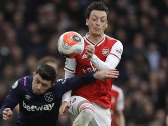 Verzichtet wie auch seine Teamkollegen beim FC Arsenal auf Teil seines Gehaltes: Mesut Özil. Foto: Matt Dunham/AP/dpa Verzichtet wie auch seine Teamkollegen beim FC Arsenal auf Teil seines Gehaltes: Mesut Özil. Foto: Matt Dunham/AP/dpa