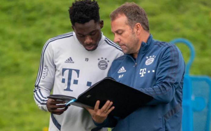 Unter Cheftrainer Hansi Flick (r) ist Alphonso Davies beim deutschen Rekordmeister zur Stammkraft aufgestiegen. Foto: Peter Kneffel/dpa