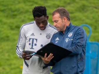 Unter Cheftrainer Hansi Flick (r) ist Alphonso Davies beim deutschen Rekordmeister zur Stammkraft aufgestiegen. Foto: Peter Kneffel/dpa Unter Cheftrainer Hansi Flick (r) ist Alphonso Davies beim deutschen Rekordmeister zur Stammkraft aufgestiegen. Foto: Peter Kneffel/dpa