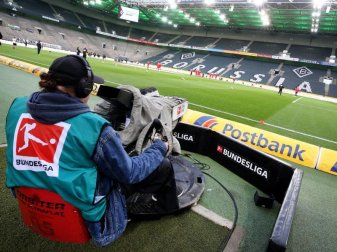 Auch für die Teams der TV-Sender würden bei möglichen Geisterspielen strenge Hygienemaßnahmen gelten. Foto: Roland Weihrauch/dpa