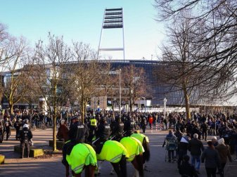 Bremens Innensenator befürchtet Fan-Ansammlungen vor den Stadien: Polizeikräfte sichern 2018 den Gästeblock am Weserstadion. Foto: Christian Charisius/dpa Bremens Innensenator befürchtet Fan-Ansammlungen vor den Stadien: Polizeikräfte sichern 2018 den Gästeblock am Weserstadion. Foto: Christian Charisius/dpa