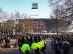 Bremens Innensenator befürchtet Fan-Ansammlungen vor den Stadien: Polizeikräfte sichern 2018 den Gästeblock am Weserstadion. Foto: Christian Charisius/dpa