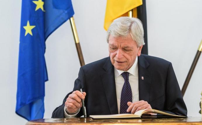 Volker Bouffier glaubt an eine Fortsetzung der Bundesliga. Foto: Andreas Arnold/dpa