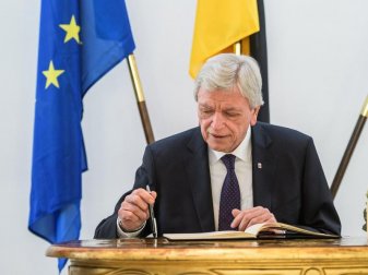 Volker Bouffier glaubt an eine Fortsetzung der Bundesliga. Foto: Andreas Arnold/dpa Volker Bouffier glaubt an eine Fortsetzung der Bundesliga. Foto: Andreas Arnold/dpa