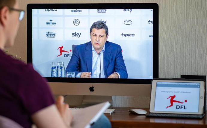 Die 36 Profi-Clubs wären laut DFL-Chef Christian Seifert auch schon am 9. Mai «bereit», um wieder in den Spielbetrieb zu gehen. Foto: Guido Kirchner/dpa