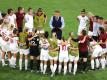 Phil Neville (M), Trainer der englischen Frauen-Fußball-Nationalmannschaft, im Gespräch mit den Spielerinnen. Foto: Richard Sellers/PA Wire/dpa