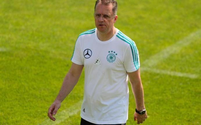 DFB-Chefmediziner Tim Meyer nimmt besonders Spieler, Trainer und Betreuer in die Pflicht. Foto: Christian Charisius/dpa