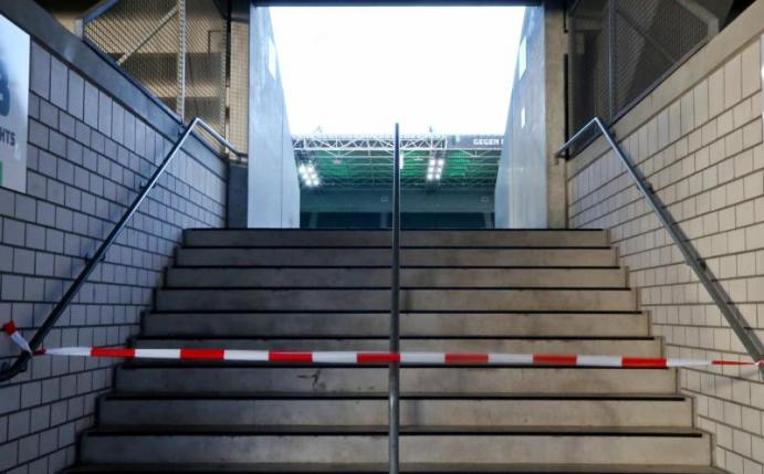 Eine knappe Mehrheit in Deutschland spricht sich für die Fortsetzung der Fußball-Bundesliga mit Geisterspielen aus. Foto: Roland Weihrauch/dpa