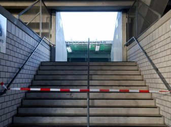 Eine knappe Mehrheit in Deutschland spricht sich für die Fortsetzung der Fußball-Bundesliga mit Geisterspielen aus. Foto: Roland Weihrauch/dpa Eine knappe Mehrheit in Deutschland spricht sich für die Fortsetzung der Fußball-Bundesliga mit Geisterspielen aus. Foto: Roland Weihrauch/dpa