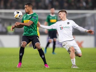 Romano Schmid (r) in der Europa League in Aktion für den Wolfsberger AC. Foto: Marcel Kusch/dpa Romano Schmid (r) in der Europa League in Aktion für den Wolfsberger AC. Foto: Marcel Kusch/dpa