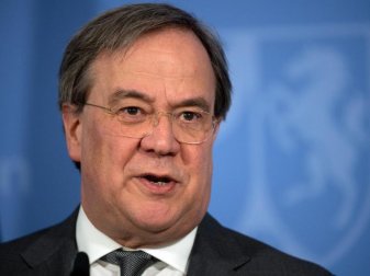 Armin Laschet rechnet mit einer Zustimmung der zuständigen Behörde für die Wiederaufnahme des Spielbetriebs in der Fußball-Bundesliga. Foto: Federico Gambarini/dpa Armin Laschet rechnet mit einer Zustimmung der zuständigen Behörde für die Wiederaufnahme des Spielbetriebs in der Fußball-Bundesliga. Foto: Federico Gambarini/dpa