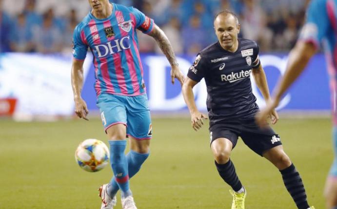 Spielte zuletzt in Japan: Andrés Iniesta (r). Foto: -/kyodo/dpa